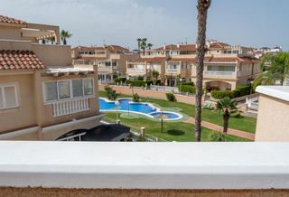 Casa aparellada  Calle r-2 los pinos. Exclusiva casa pareada con jard�n privado y piscina comunitaria