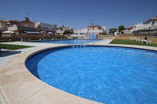Casa adossada  Calle francisco d�ez mart�nez. Encantador adosado con terraza y piscina comunitaria