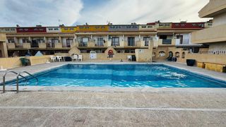 Casa adossada a Playa Flamenca. Chalet adosado de 3 dormitorios con garaje y piscina comunitaria