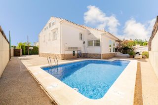 Chalet  Calle jaume roig. Villa independiente con piscina y 893 m2 de parcela en benicàssi
