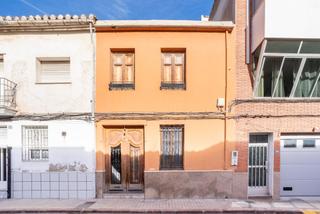 Casa  Guzman el bueno. Crea tu hogar ideal en una ubicación privilegiada de vall duixó!