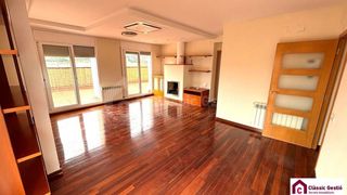 Location Attique à Ca n'Aurell. Ático alquiler 104 m con plaza de parking terrassa centro 2hb 2b