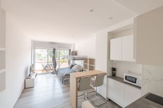 Estudi  Cap de ponent. Estudio moderno vista jardin y piscina