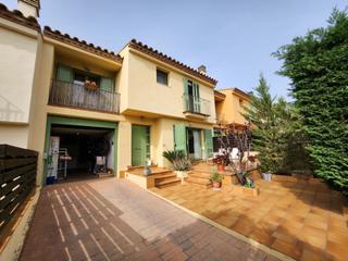 Casa adossada a Palau-saverdera. Bonita casa adosada a 8 km de la playa