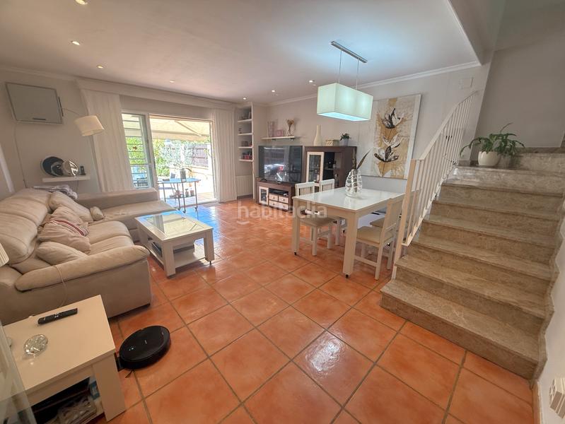 Foto c945c2d2-f51f-41c7-ac14-976975fa0ffa. Casa adosada ideal para gente que busque adosados amplios en San Antonio de Benagéber