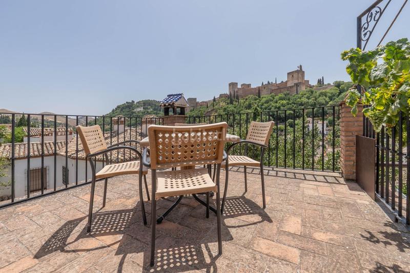 Foto b97b8b8b-f443-44ab-9002-5aeb1e2b1ffb. Casa dos maravillosas casas en el albaicín con vistas panorámicas a la alhambra en Granada