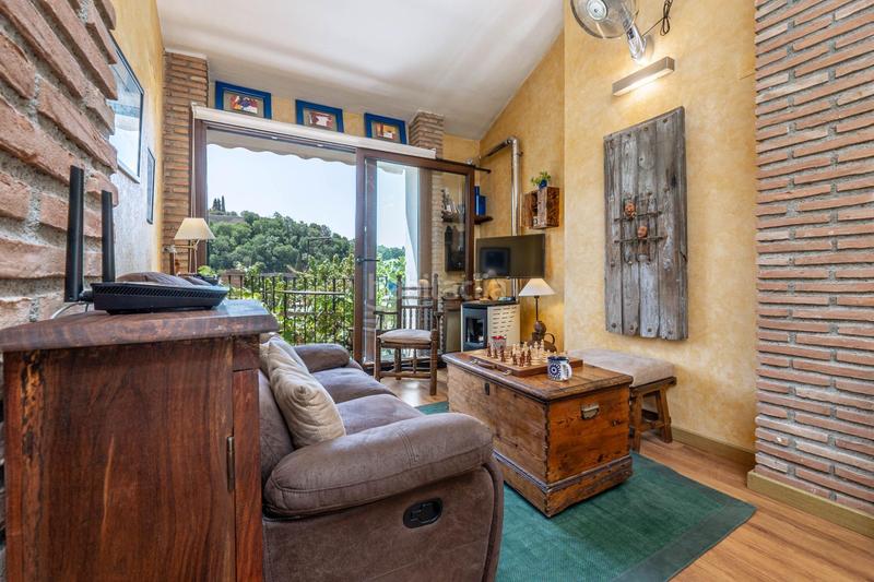 Foto cb2b85cc-cb72-443a-96bc-95d8a23c3e08. Casa dos maravillosas casas en el albaicín con vistas panorámicas a la alhambra en Granada