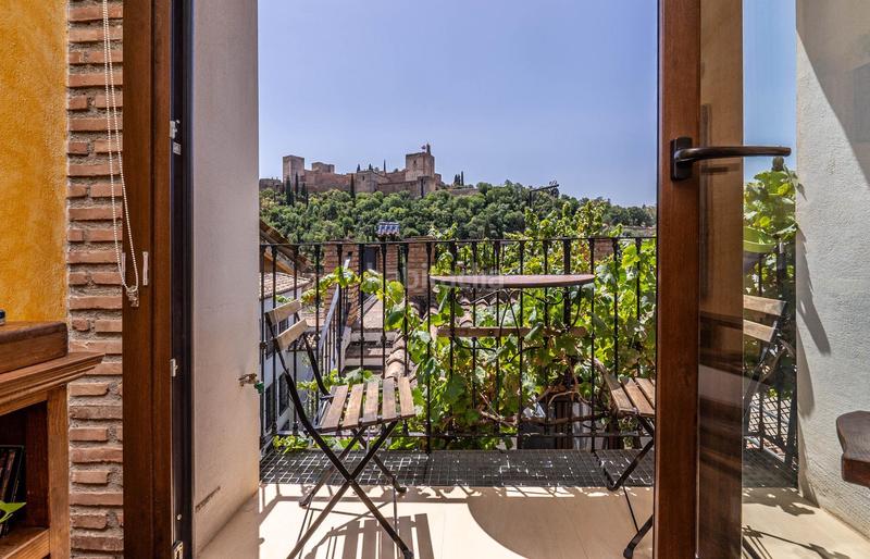 Foto f37099fb-65c4-476e-b04b-8d2b8e966caf. Casa dos maravillosas casas en el albaicín con vistas panorámicas a la alhambra en Granada