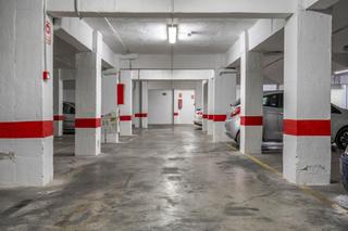 Parking voiture à Arabial 78. Amplia plaza de aparcamiento en arabial