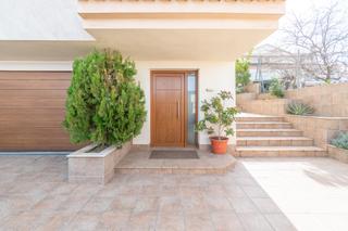 Chalet à Barrio de la Vega. Descubre el hogar de tus sueños en este espectacular chalet inde