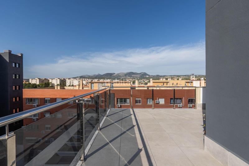 Foto 47f833f1-6d40-4e6e-96d5-161ce2f5b272. Ático exclusivo ático con 97 m2 de terraza y vistas a sierra nevada en barrio periodistas en Granada