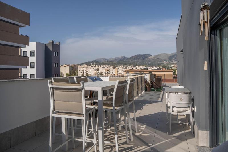 Foto 64fe8529-d021-49ab-a8e6-3df0100836a1. Ático exclusivo ático con 97 m2 de terraza y vistas a sierra nevada en barrio periodistas en Granada