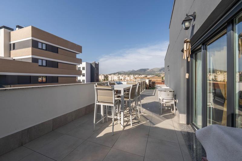 Foto cbc79356-1c97-4d77-b657-247f5bee7f6a. Ático exclusivo ático con 97 m2 de terraza y vistas a sierra nevada en barrio periodistas en Granada