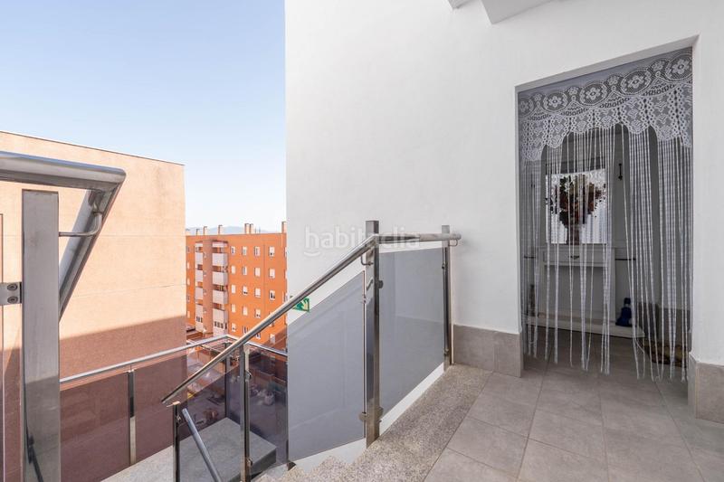 Foto e5bf5745-458f-4dfb-80bb-e65e3d94fc3a. Ático exclusivo ático con 97 m2 de terraza y vistas a sierra nevada en barrio periodistas en Granada