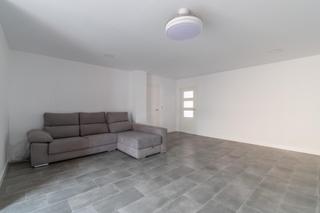Piso  Calle doctor barraquer. Buscas un hogar listo para estrenar en el corazón de albolote?