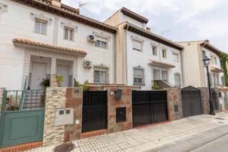 Casa adossada a Ogíjares. Adosada con patio de 60 m2 en ogijares