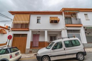 Maison jumelée à Calle del pensamiento 19. Casa en la zubia con amplio patio y tres dormitorios.