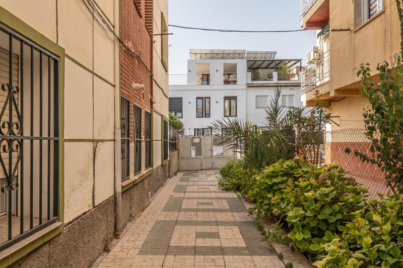 Foto c9e68f8c-3c42-4e2f-bfa1-d73e40538fd0. Piso en calle agustin lara 5 aqui esta la vivienda que esperabas, vergeles piso reformado con plaza de aparcamiento y trastero en Granada
