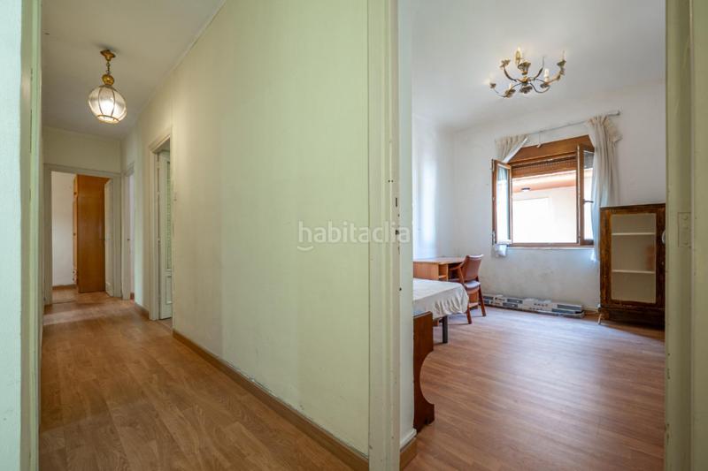 Foto 01d2f698-8d22-4a51-8460-7f7b19af7602. Piso céntrico piso en tercera planta de 3 dormitorios, baño y balcón junto a plaza de los lobos en Granada