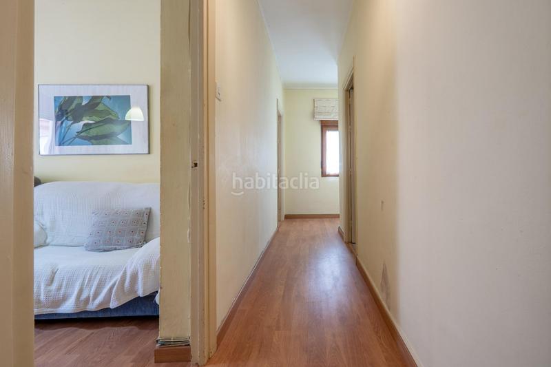 Foto 2c140e7f-0a09-462d-b0ce-8b7e6d123c53. Piso céntrico piso en tercera planta de 3 dormitorios, baño y balcón junto a plaza de los lobos en Granada