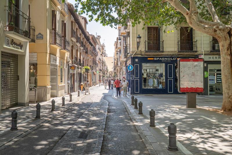 Foto 54656fc3-95f5-4f7c-a599-a5e5147625d9. Piso céntrico piso en tercera planta de 3 dormitorios, baño y balcón junto a plaza de los lobos en Granada