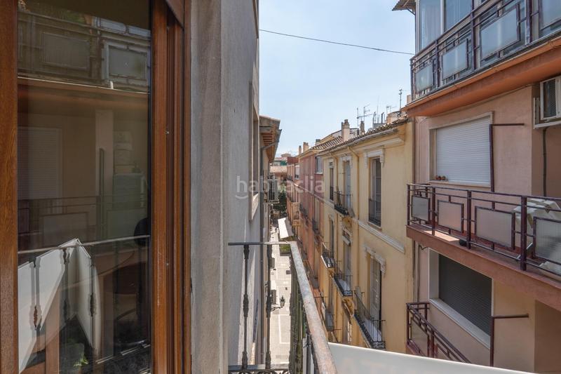 Foto 988dac4c-33ac-4e1f-ae9d-ecf06470fd2f. Piso céntrico piso en tercera planta de 3 dormitorios, baño y balcón junto a plaza de los lobos en Granada