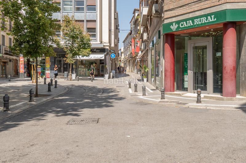 Foto bd98becf-e366-4fc5-8b80-f40051d1bfd5. Piso céntrico piso en tercera planta de 3 dormitorios, baño y balcón junto a plaza de los lobos en Granada
