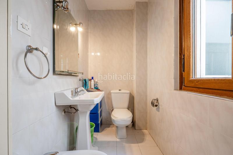 Foto cae75dd8-526f-4dac-91e0-f25eb1d1ff68. Piso céntrico piso en tercera planta de 3 dormitorios, baño y balcón junto a plaza de los lobos en Granada