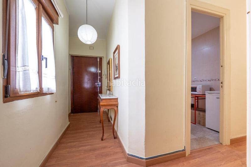 Foto cb229bb9-0ddd-4230-aeaf-92a51476b0c0. Piso céntrico piso en tercera planta de 3 dormitorios, baño y balcón junto a plaza de los lobos en Granada