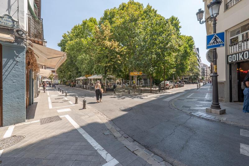 Foto cc833919-09d4-4aea-85ee-d1fb8392ce71. Piso céntrico piso en tercera planta de 3 dormitorios, baño y balcón junto a plaza de los lobos en Granada