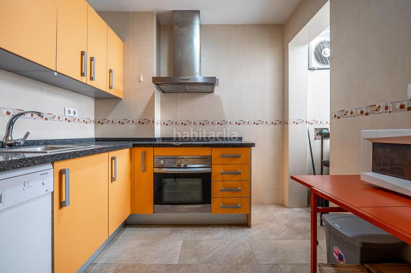 Foto e09bbf64-2673-43d2-aec3-dff5950b9e9f. Piso céntrico piso en tercera planta de 3 dormitorios, baño y balcón junto a plaza de los lobos en Granada