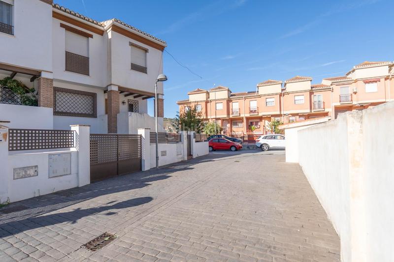 Foto 29a6b626-1563-45ad-aa6e-05a8f3da4c22. Casa aparellada amb calefacció aparcament piscina a Granada