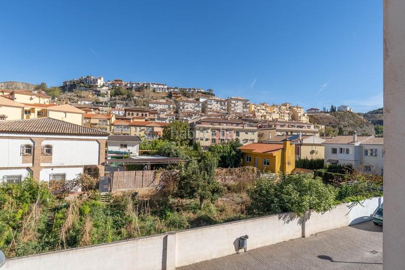 Foto 44bcaf05-9735-4d9a-8ce8-5849c42e6557. Casa aparellada amb calefacció aparcament piscina a Granada