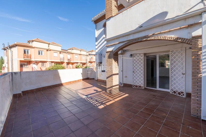 Foto 722c00c5-32d6-4861-8454-f1f15f8d3291. Casa aparellada amb calefacció aparcament piscina a Granada
