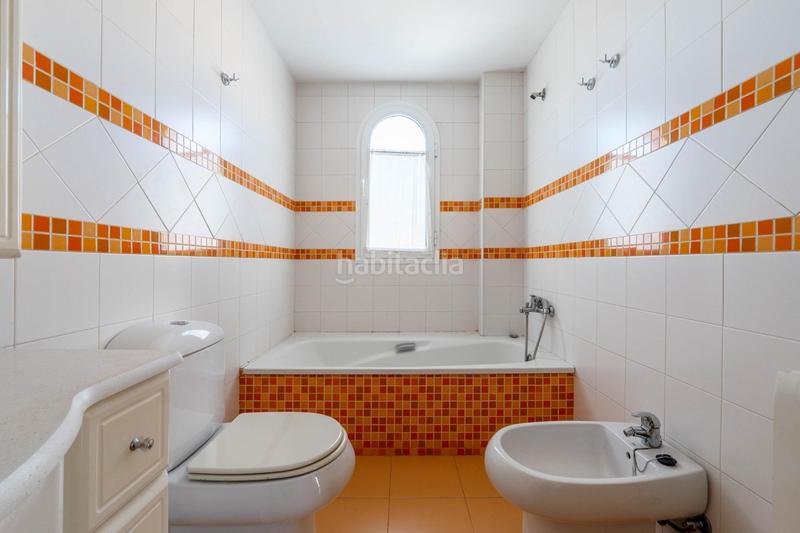 Foto a5d4fa06-33c1-4a3b-90ea-7cc7aaf16699. Casa aparellada amb calefacció aparcament piscina a Granada