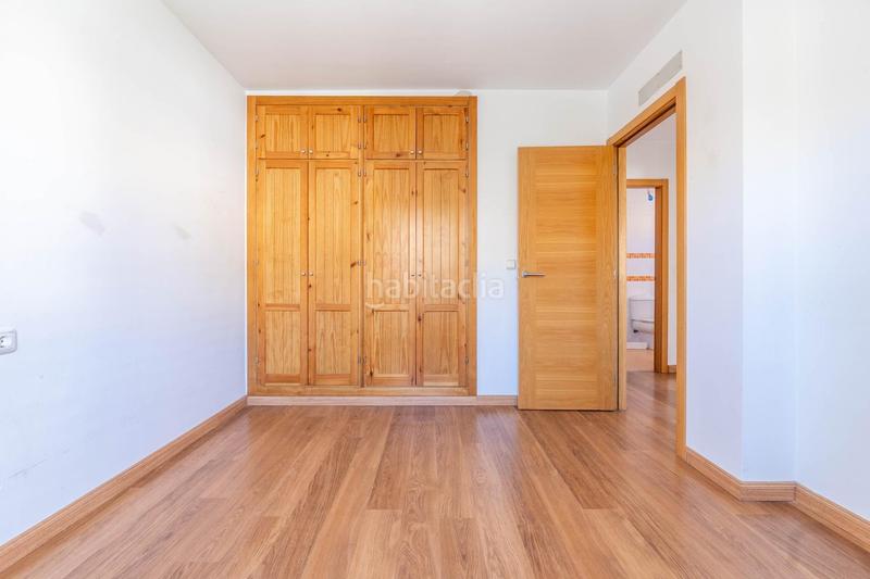 Foto bd7e6cfe-5ad6-48d5-b608-d6a4b796b908. Casa aparellada amb calefacció aparcament piscina a Granada