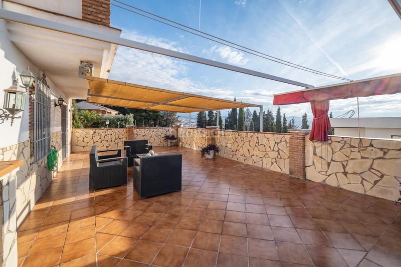 Foto 618f7ba2-d110-437c-9130-02aaae05c240. Chalet with parking in Huétor Vega