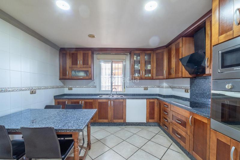 Foto 8ac101d3-89df-4ac9-aa1d-f7daf5d92e1c. Chalet with parking in Huétor Vega