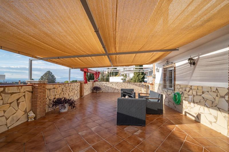 Foto fc30854f-010d-4a75-85d6-f767cf48630c. Chalet with parking in Huétor Vega