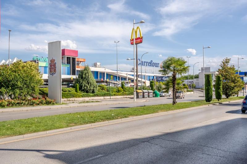 Foto ac2133b5-15d2-4512-89cd-f675e75ce2a5. Aparcament cotxe a Parque Lagos Granada