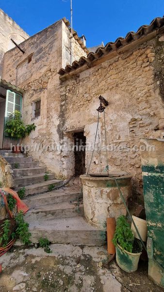 Foto f468b489-dd1f-4c86-b54e-dc82e44f9379. Masia amb aparcament a Campanet