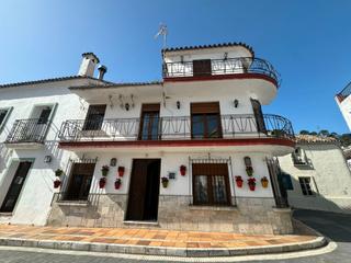 Lloguer Casa aparellada a Avenida de andalucia 13. Disponible a partir de septiembre, casa en el pueblo de benahavi