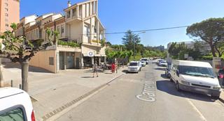 Aparcament cotxe  Avinyonet. Parking okupado en figueres