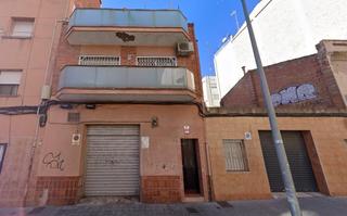 Casa adossada  Carrer pi i gibert. Casa okupada en venta en badalona