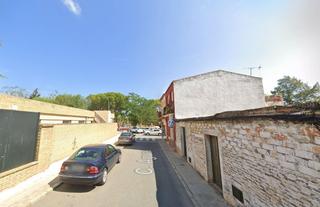 Casa adossada a Aguas 48. Se vende residencial okupa en calle aguas 48 de pilas sevilla.
