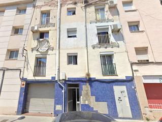Flat in Vint-i-u 22. Se vende piso okupa en calle vintiun 22 de tarragona tarragona.