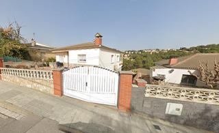 Maison à Avenida castellnou de 32. Se vende casa okupada en avenida castellnou 32 de rubí barcelona