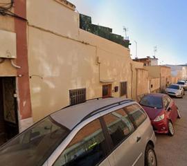 Maison à Carrer de jaén 9. Se vende casa okupa en calle jaén 9 de cornellà de llobregat bar