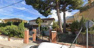 Casa a Pinar 14. Se vende casa okupada en carrer pinar segur de calafell.