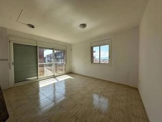 Pis a Baix ebre 3. Se vende piso okupado en olesa de montserrat